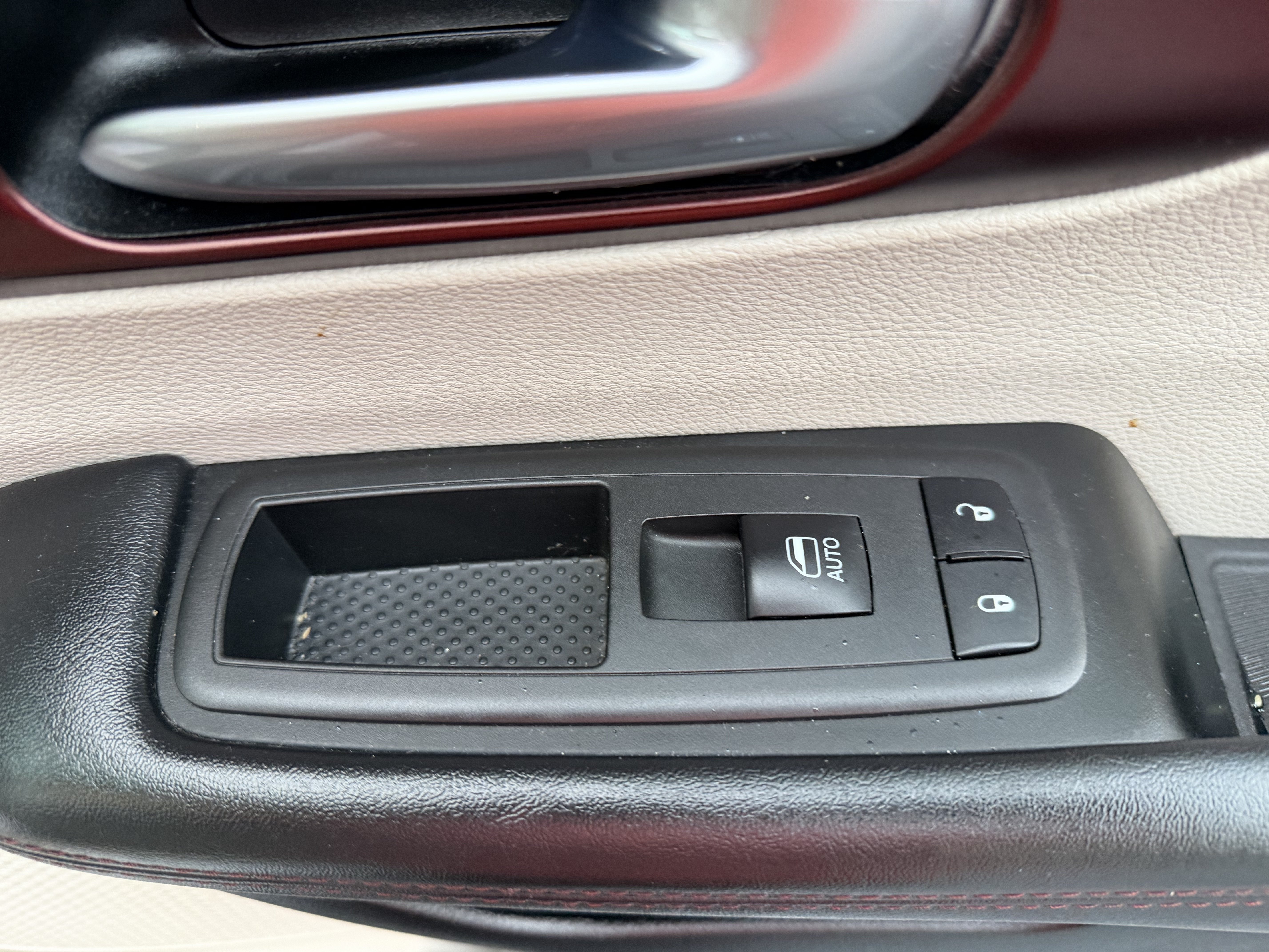 Used 2020 Chrysler Pacifica Limited FWD image 16