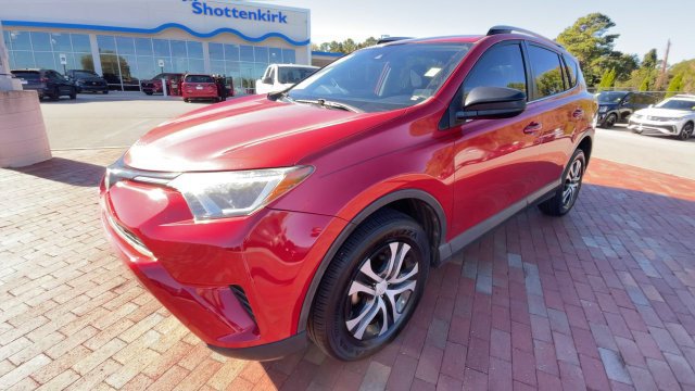Used 2017 Toyota RAV4 LE FWD image 5