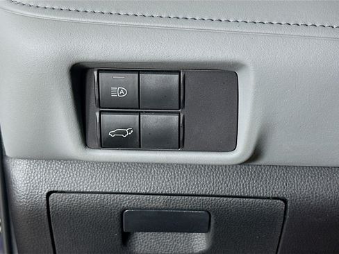 Used 2022 Toyota Highlander LE FWD image 17