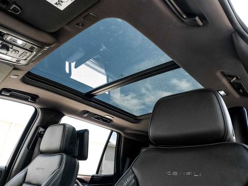 Used 2021 GMC Yukon Denali w/ Denali Premium Package AWD/4WD image 5