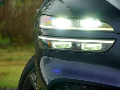 Used 2023 Genesis GV70 2.5T w/ Sport Prestige Package image 3