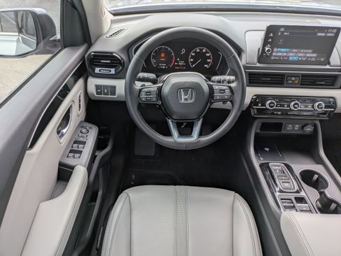 Certified 2025 Honda Pilot Touring image 24
