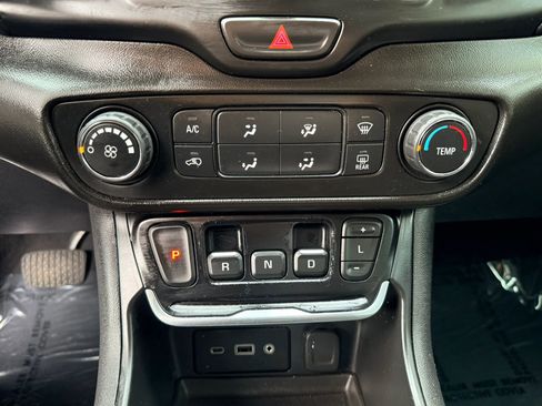 Used 2019 GMC Terrain SLE image 18