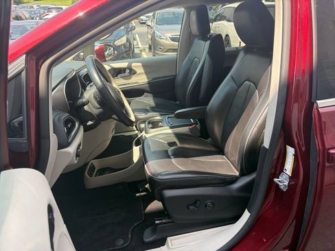 Used 2018 Chrysler Pacifica Limited FWD image 9