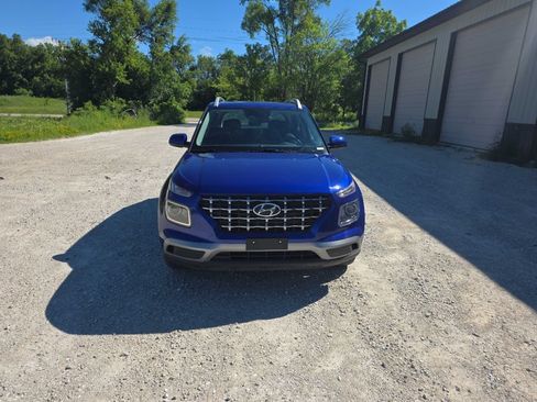 Used 2025 Hyundai Venue SEL FWD image 2
