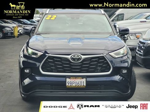 Used 2022 Toyota Highlander XLE FWD image 2