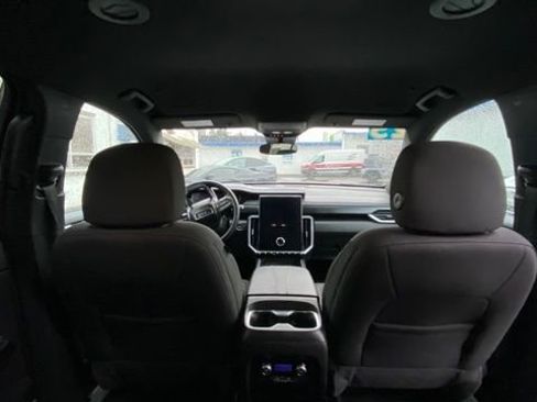 Used 2025 GMC Acadia Elevation image 28