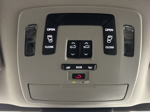 Used 2025 Toyota Sienna LE AWD/4WD image 19