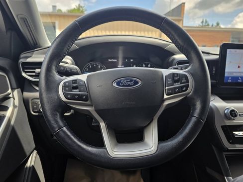 Used 2022 Ford Explorer XLT w/ Equipment Group 202A AWD/4WD image 13