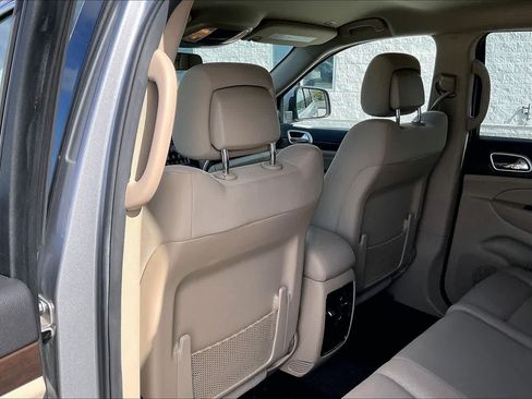 Used 2018 Jeep Grand Cherokee Laredo RWD image 12