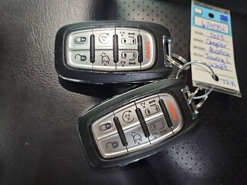 Used 2023 Chrysler Pacifica Touring-L image 55