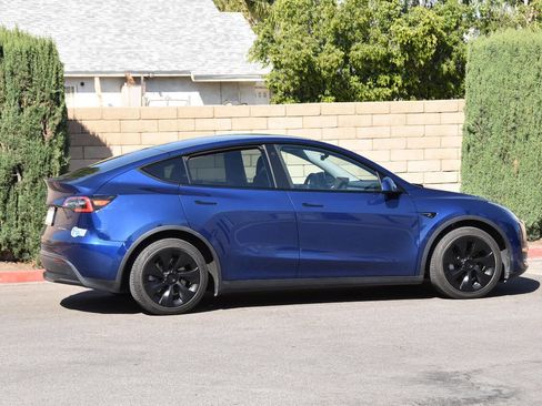 Used 2021 Tesla Model Y Long Range AWD/4WD image 11