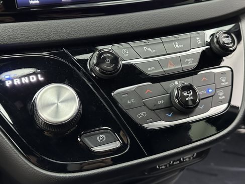 Used 2025 Chrysler Pacifica Select image 17