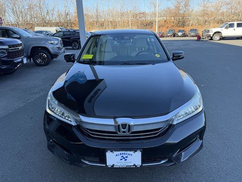 Used 2017 Honda Accord Touring image 8