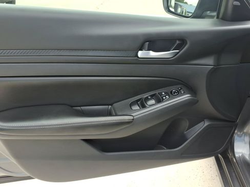 Used 2024 Nissan Altima 2.5 SV FWD image 12