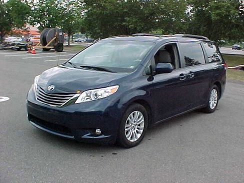 Used 2012 Toyota Sienna XLE image 27