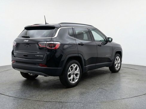 Used 2025 Jeep Compass Latitude AWD/4WD image 9
