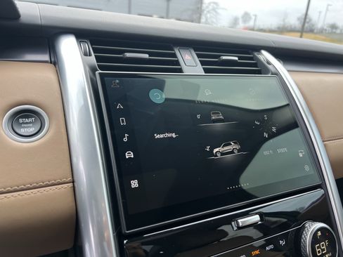 Used 2025 Land Rover Discovery Metropolitan Edition image 26