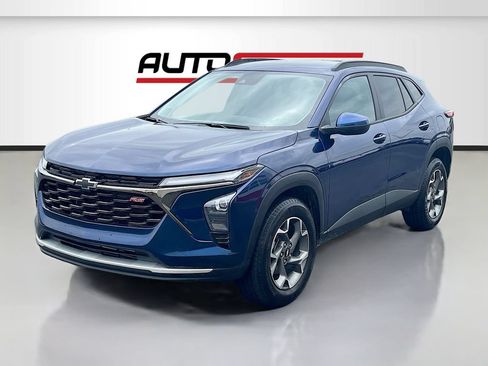 Used 2024 Chevrolet Trax LT w/ Driver Confidence Package FWD image 3