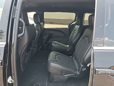 Used 2025 Chrysler Pacifica Select FWD image 12