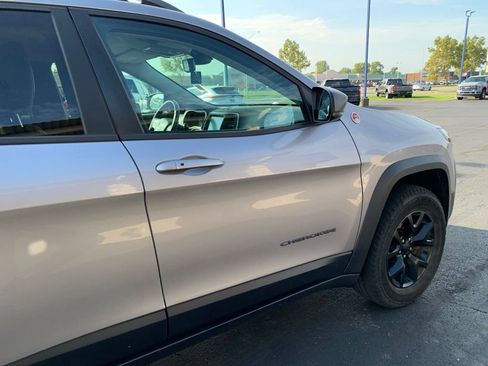 Used 2018 Jeep Cherokee Trailhawk AWD/4WD image 13