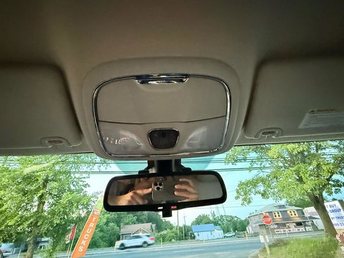 Used 2016 Jeep Cherokee Latitude w/ Cold Weather Group FWD image 27