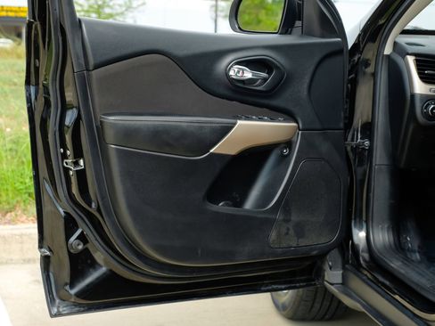 Used 2017 Jeep Cherokee Latitude w/ Safety/Convenience Group image 42