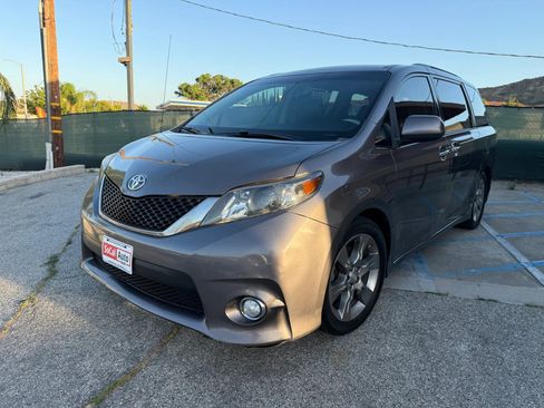 Used 2014 Toyota Sienna SE FWD image 7