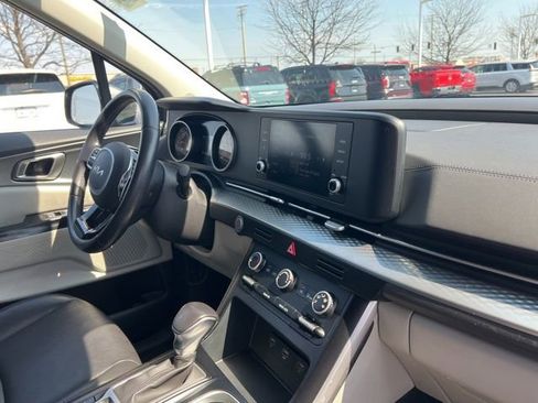Certified 2024 Kia Carnival LX image 35