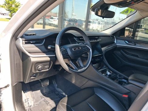 Used 2020 Jeep Grand Cherokee Altitude AWD/4WD image 19