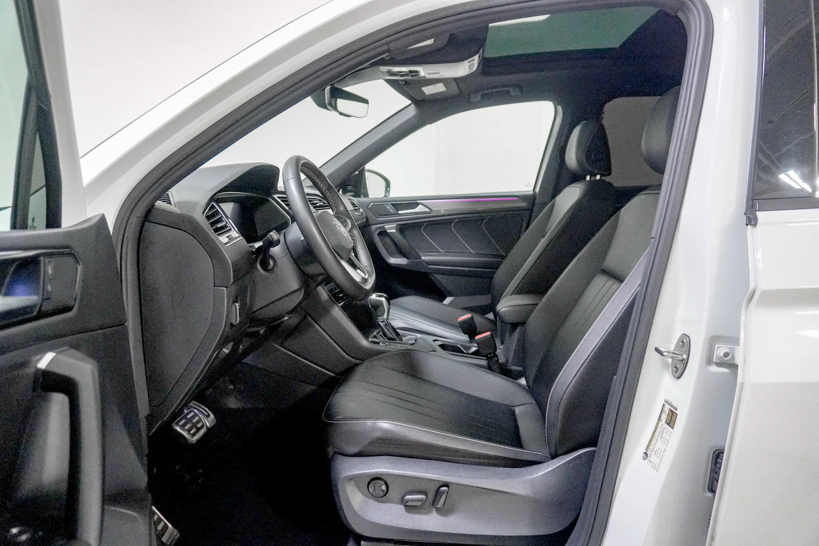 Used 2023 Volkswagen Tiguan SE R-Line FWD image 19