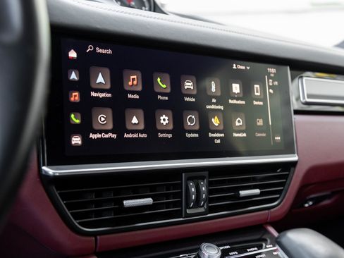 Certified 2023 Porsche Cayenne Platinum Edition image 25