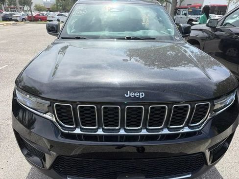 Used 2024 Jeep Grand Cherokee Laredo AWD/4WD image 5