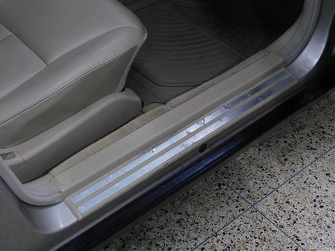 Used 1999 Mercedes-Benz E 320 4MATIC Sedan image 52