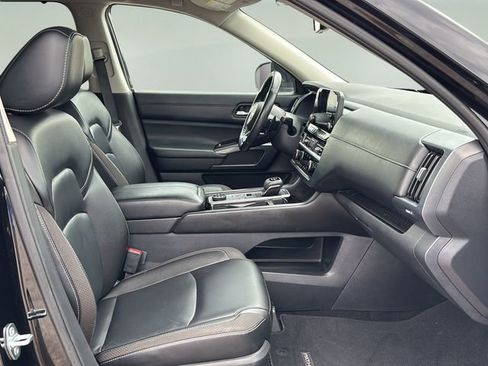 Used 2023 Nissan Pathfinder SL AWD/4WD image 10