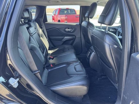 Used 2019 Jeep Cherokee Latitude Plus AWD/4WD image 5