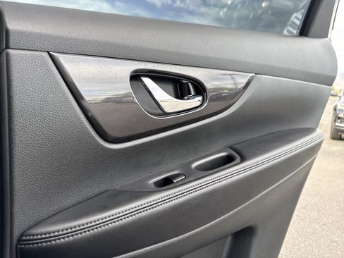 Used 2018 Nissan Rogue SV image 34