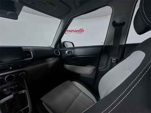 Used 2024 Hyundai Venue SEL image 11