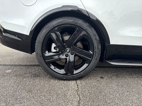 New 2025 Land Rover Discovery Dynamic SE image 24