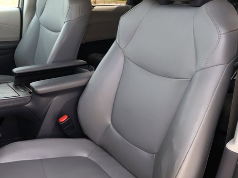 Used 2021 Toyota Sienna XLE image 13