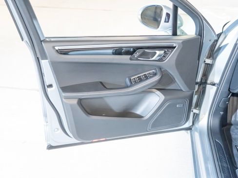 Certified 2026 Porsche Macan AWD/4WD image 16
