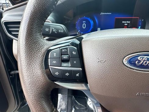 Used 2022 Ford Explorer King Ranch w/ Premium Technology Package image 25