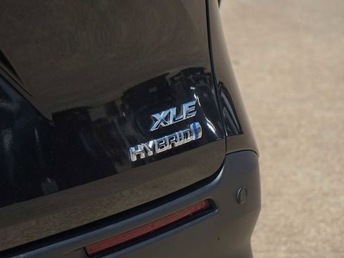Used 2023 Toyota Sienna XLE FWD image 8