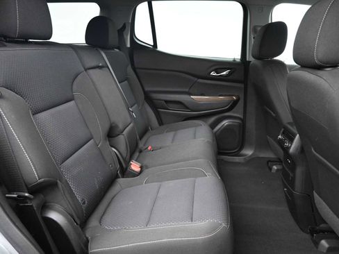 Used 2023 GMC Acadia SLE image 12