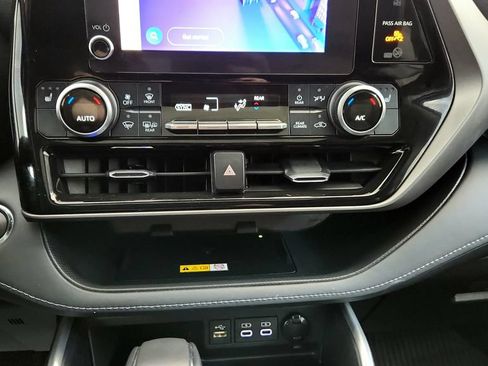 Used 2023 Toyota Highlander XLE AWD/4WD image 32