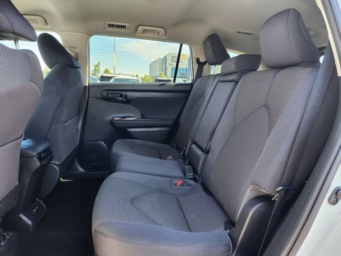 Used 2021 Toyota Highlander LE FWD image 12
