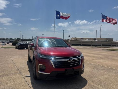 Used 2023 Chevrolet Traverse LT FWD image 3