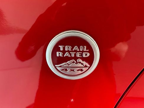 Used 2019 Jeep Cherokee Trailhawk AWD/4WD image 37