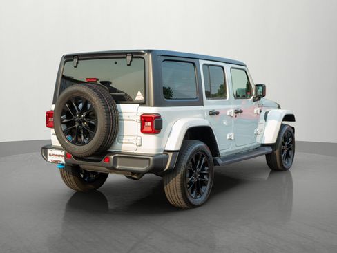 Used 2023 Jeep Wrangler Unlimited Sahara w/ Cold Weather Group AWD/4WD image 7