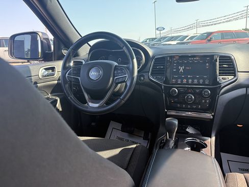 Used 2019 Jeep Grand Cherokee Laredo AWD/4WD image 25